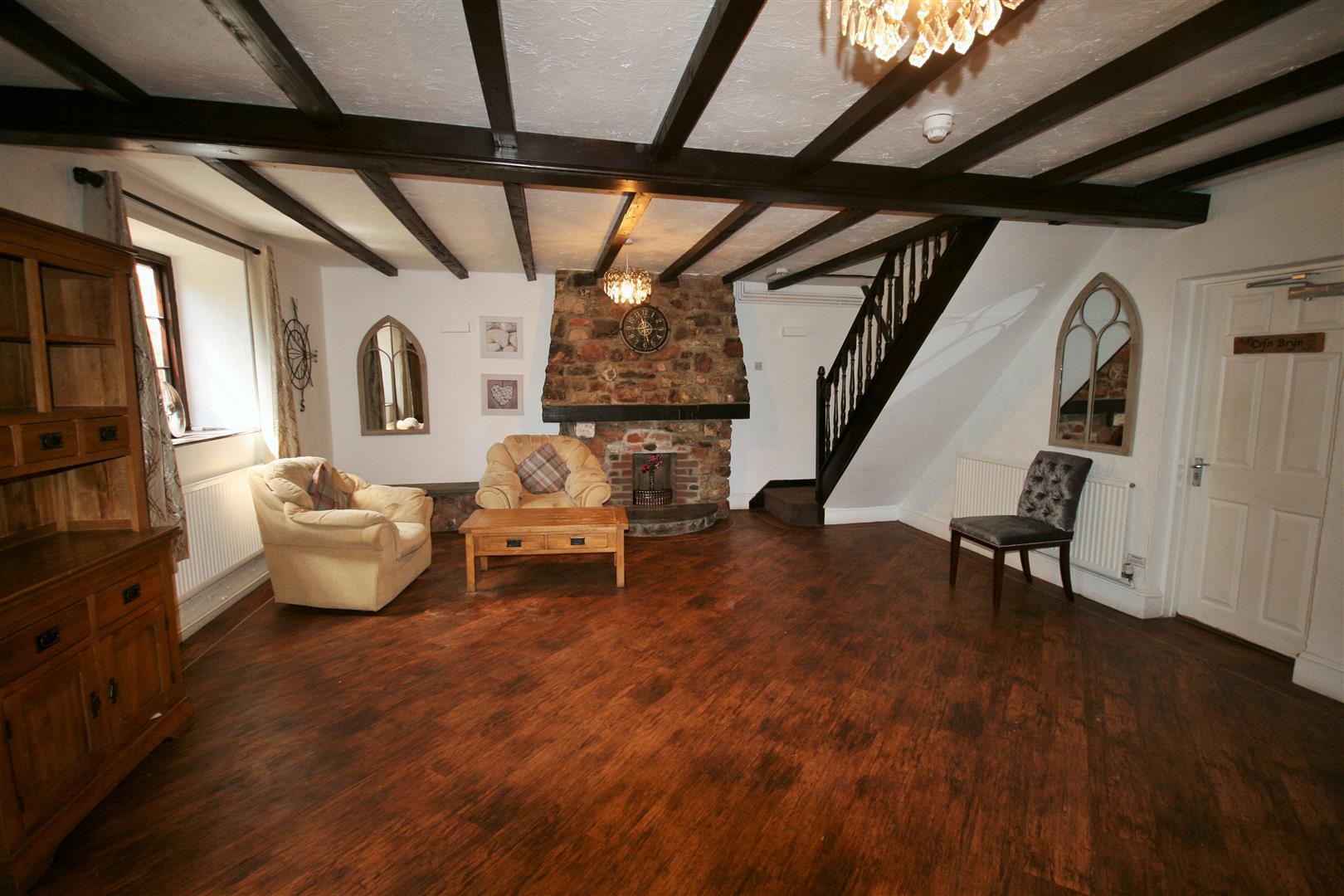 COMMUNAL LIVING ROOM